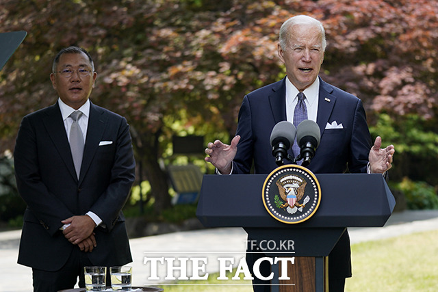 조 바이든 미국 대통령(오른쪽)과 정의선 현대차그룹 회장이 22일 오전 서울 용산구 그랜드하얏트서울에서 환담을 갖고 기자단을 대상으로 연설하고 있다. /AP.뉴시스