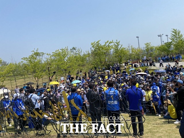 세종호수공원 인파 앞에서 6.1지방선거 투표 독려를 하고 있는 이재명 선대위원장과 이춘희 후보의 뒷모습. / 세종 = 표윤지 기자