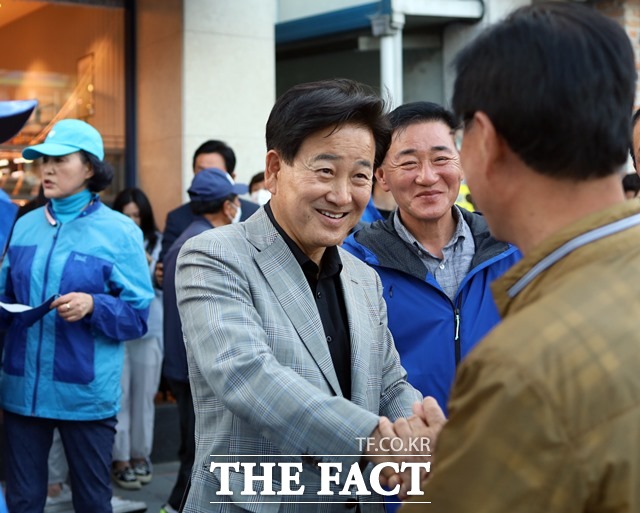 정동영 전 통일부장관이 지난 21일 전북 순창군 시외버스터미널 인근에서 주민들과 인사를 나누고 있다. /순창=이경민 기자