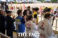  부산교육감 후보, 막바지 전략…'박형준 옆에 바짝 붙어야 산다?'