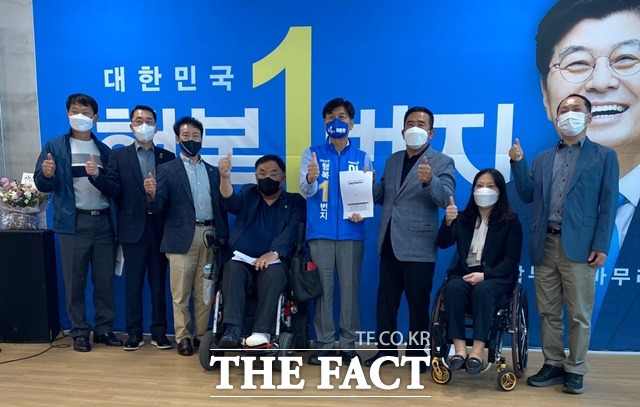 기자회견 시작 전 이 후보가 지지자들과 승리를 다짐하고 있다. / 세종 = 표윤지 기자