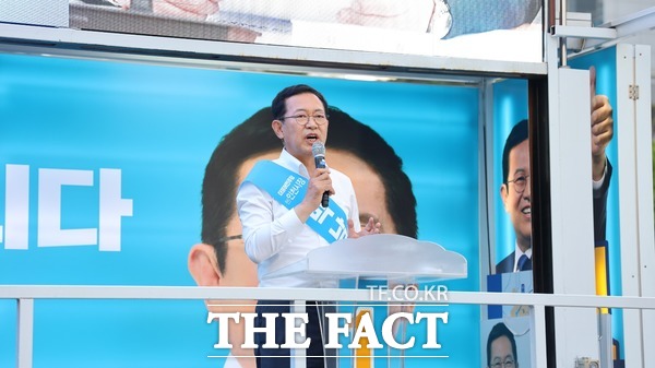 박남춘 더불어민주당 인천시장 후보가 23일 연수구 일대서 지지를 호소하고 있다. /인천e음캠프 제공