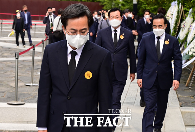 김동연 후보가 노무현 전 대통령 서거 13주기인 23일 오후 경남 김해시 봉하마을에서 열린 추도식에 참석하고 있다.