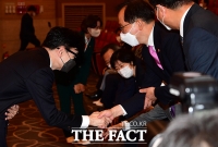  장관들과 인사 나누는 한동훈 법무부 장관 [포토]