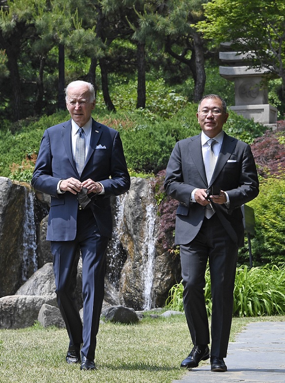 정의선 현대차그룹 회장(오른쪽)이 22일 오전 그랜드 하얏트 서울 호텔에서 조 바이든 미국 대통령과 50여분 동안 회동을 갖고, 대미 투자 계획을 제시했다. /현대차그룹 제공