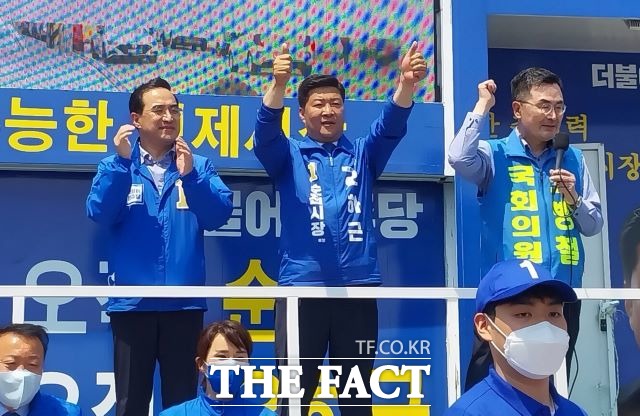 민주당 오하근 후보가 지난 22일 아랫장 유세전에서 박홍근 원내대표(왼쪽)와 소병철 순천지역위원장 등의 지원 유세를 받고있다. /민주당 순천지역위 제공