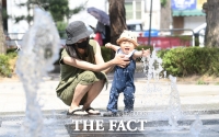  서울 30도, 물놀이에 신난 아기...'난 포기를 모르지~' [TF사진관]