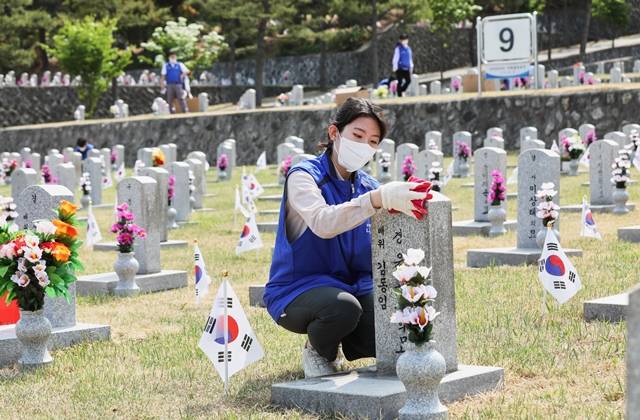 효성 임직원이 25일 서울 동작구 국립서울현충원을 찾아 묘역정화 활동을 하고 있다. /효성 제공