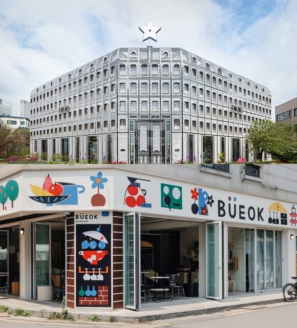프랑스 명품 브랜드 디올은 이달 서울 성동구 성수동에 콘셉트스토어(사진 위)를 오픈했고, 착즙기로 알려진 휴롬도 팝업스토어를 오픈했다. /디올·휴롬 제공