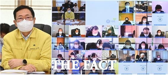 박남춘(왼쪽) 인천시장이 28일 시청 접견실에서 열린 2021년 실·국 10대과제 점검회의에서 모두발언을 하고 있다. 사진/인천시청 제공