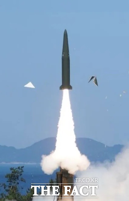 현무-2B 지대지 탄도미사일이 발사관을 빠져나와 화염을 뿜으며 치솟고 있다./미사일쓰렛