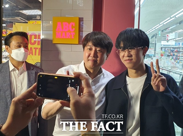 이준석 국민의힘 대표(사진 가운데)가 25일 대전 서구 둔산동 갤러리아 타임월드 인근에서 지원유세를 진행한 뒤 지지자와 기념 촬영을 하고 있다. / 대전 = 김성서 기자