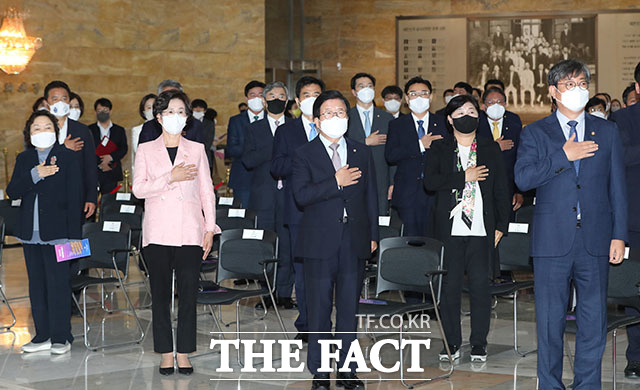 박병석 국회의장(가운데)이 25일 서울 여의도 국회에서 열린 제74주년 국회 개원기념식·제2회 국회 의정대상에서 참석자들과 함께 국민의례를 하고 있다. /국회=남윤호 기자