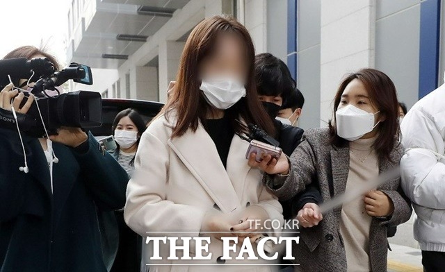 지하철에서 휴대전화로 60대 남성의 머리를 수차례 때린 혐의를 받고 있는 20대 여성 A씨가 지난 3월30일 서울남부지방검찰청으로 송치되고 있다./뉴시스