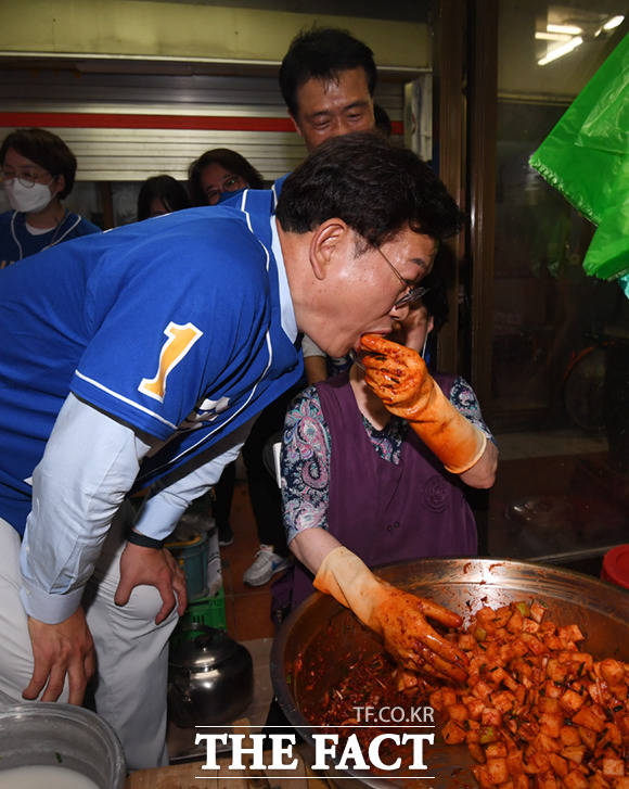 송영길 서울시장 더불어민주당 후보가 25일 오후 서울 성북구 길음시장을 찾아 한 상인으로부터 깍두기를 받아 먹고 있다.