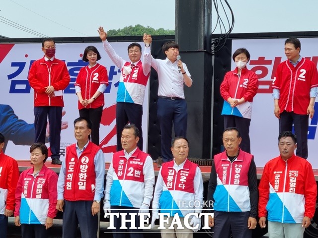 이준석 국민의힘 대표가 25일 충남 예산을 찾아 지지를 호소하고 있다. / 예산 = 김아영 기자