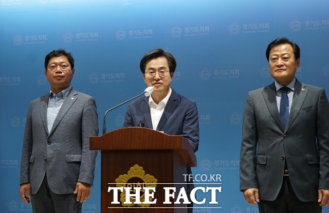 김동연 민주당 경기지사 후보가 25일 김승원 의원(왼쪽), 장현국 경기도의회 의장과 함께 경기도의회 브리핑룸에서 생활밀착 교통정책을 밝히고 있다./김동연 캠프 제공