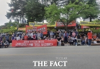  군위군 선관위, 공익제보 팔 뒷짐…주민들, 규탄 집회 ‘맞불’