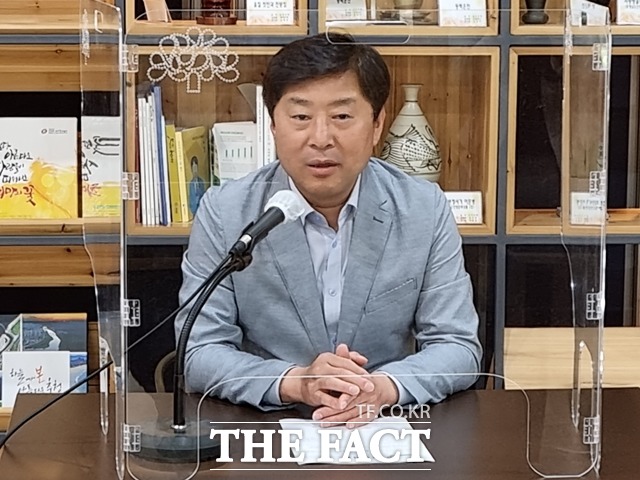 양승조 후보 캠프 황명선 총괄선대본부장이 26일 15개 시군 공통 공약을 발표했다. / 내포 = 최현구 기자