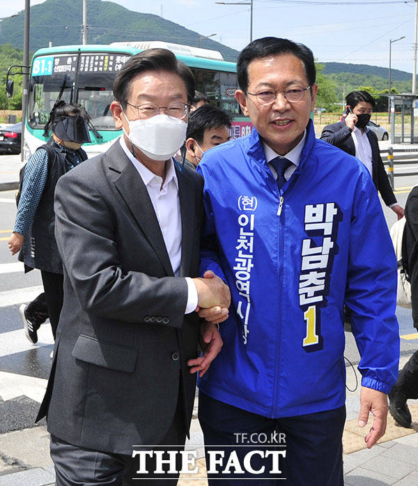 이재명 후보가 이날 기자회견에 참석하며 박남춘 더불어민주당 인천시장 후보(오른쪽)와 악수하고 있다.