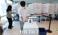  '사전투표 D-1'..모의 점검으로 분주한 사전 투표소 [TF사진관]