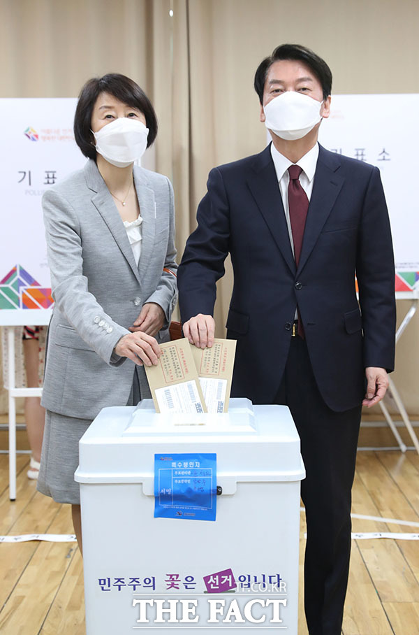 김미경 교수와 나란히 투표함에 용지 넣는 안철수 후보.
