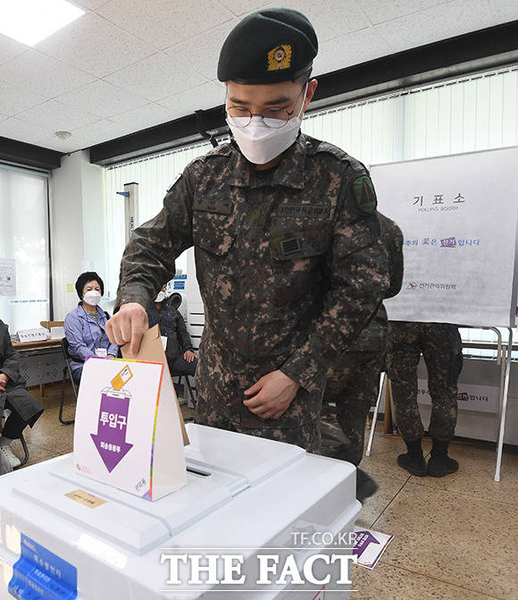 제8회 전국동시지방선거 사전투표 첫날인 27일 오전 서울 종로구 삼청동 주민센터에 마련된 사전투표소를 찾은 군인이 투표를 하고 있다. /이동률 기자