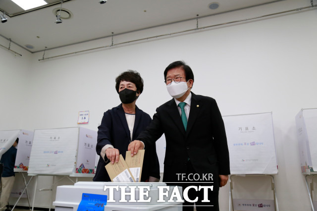 박병석 국회의장과 배우자가 27일 시청 1층에 마련된 투표소에서 사전투표를 하고 있다. 대전=최영규 기자
