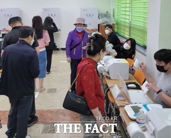 27일 오전 시흥 정황3동에 마련된 투표소에서 시민들이 투표를 하기 위해 기다리고 있다./시흥=이상묵 기자