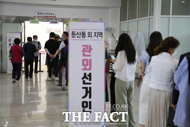 시민들이 대전시청에 마련된 투표소에서 투표를 하기 위해 기다리고 있다. / 대전 = 김성서 기자