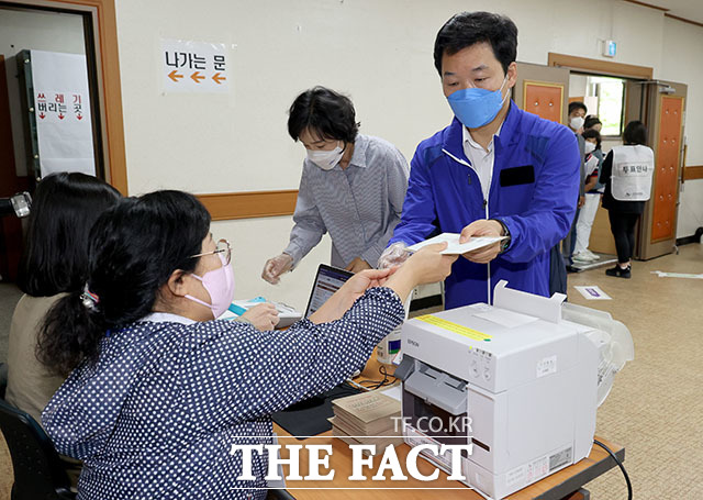 더불어민주당 김병관 국회의원 후보(오른쪽)와 부인 정해선 씨가 분당구 이매2동 행정복지센터에 설치된 사전투표소를 찾아 투표 용지를 받고 있다.