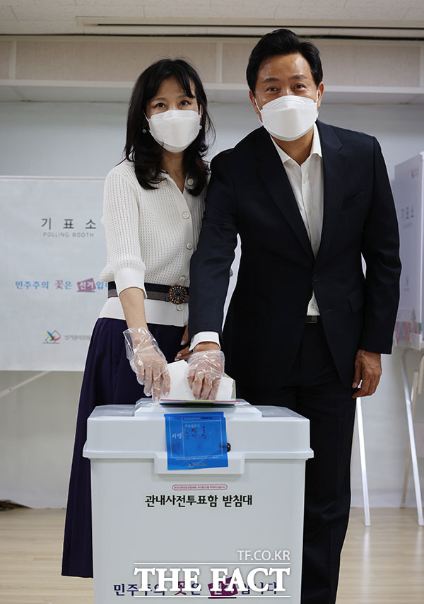 나란히 투표하는 오세훈-송현옥 부부.