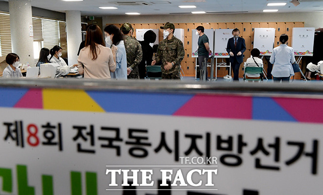 제8회 전국동시지방선거 사전투표 첫날인 27일 오전 서울 용산구에 마련된 한남동 사전투표소에서 시민들이 투표를 하고 있다. /이선화 기자