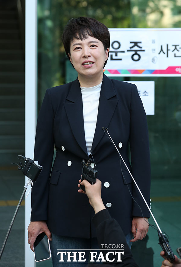 투표 마친 후 소감 말하는 김은혜 후보의 모습.