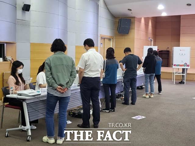 천안시청에 마련된 투표소에 시민들이 투표용지를 받기 위해 기다리고 있다. / 천안 = 김아영 기자