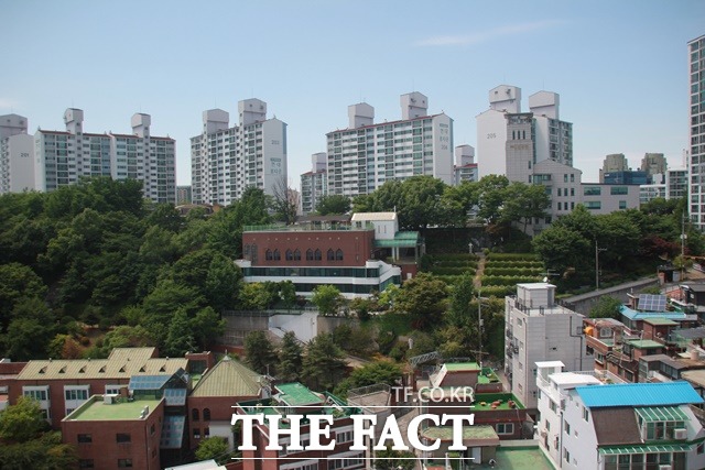 용산구와 마포구와 경계선상에 있는 용산(龍山). 빼곡한 아파트 사이 정상 부근에 용산성당이 있다./김이현 기자