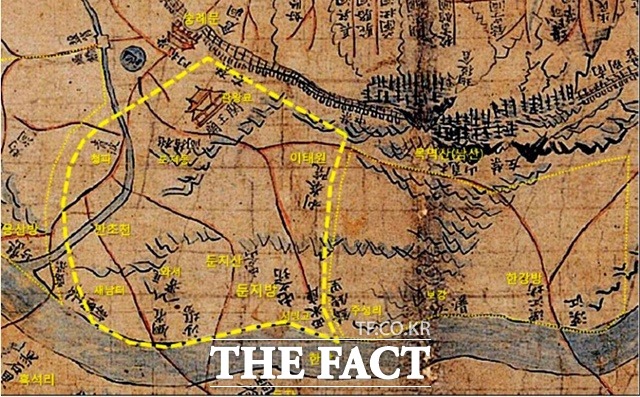 1760년 <한양도>. 노란색 굵은 점선은 당시 둔지방의 행정구역으로, 현재의 용산기지 터에 해당한다. 만초천 왼쪽으로 용산이 속한 용산방이 있다./서울역사박물관