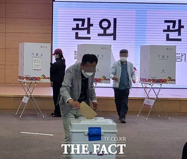 천안시청에 마련된 투표소에 시민들이 투표를 하고 있다. / 천안 = 김아영 기자