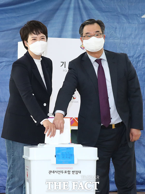 남편 유형동 씨 김은혜 후보가 사전투표를 하고 있다.