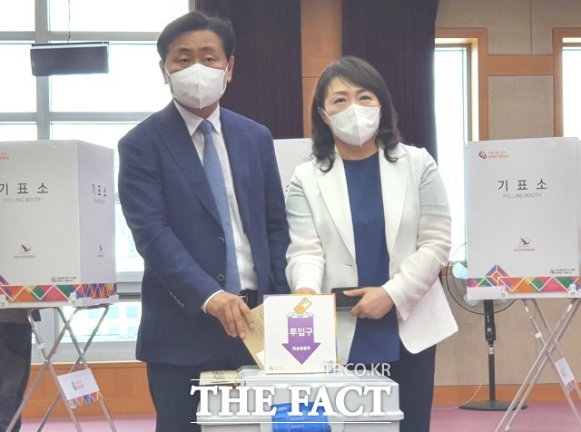 김관영 더불어민주당 전북도지사 후보가 전북도청 대회의실에 마련된 투표소에서 배우자 목영숙 여사와 함께 투표했다. / 김관영 후보 사무실 제공