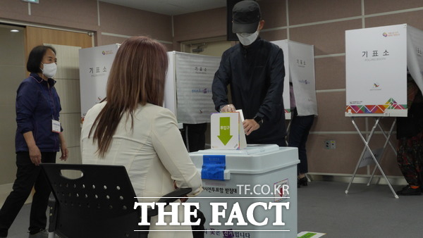 인천 미추홀구 도화2·3동 행정복지센터 3층에 마련된 사전투표소. 한 유권자가 투표함에 투표용지를 넣고 있다. /인천=지우현