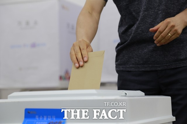 대전시청에 마련된 투표소에서 시민이 투표를 하고 있다. / 대전 = 김성서 기자