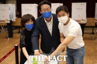  정명근 화성시장 후보, 사전투표 첫날 ‘병점’서 가족과 함께 투표