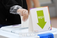  '소중한 한 표 행사하세요'…제8회 전국동시지방선거 사전투표 시작 [TF사진관]