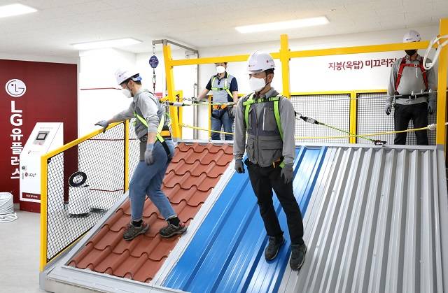네트워크 안전체험관에서 LG유플러스 소속 교육생들이 지붕의 미끄러짐 사고를 예방하기 위한 교육을 받고 있다. /LG유플러스 제공