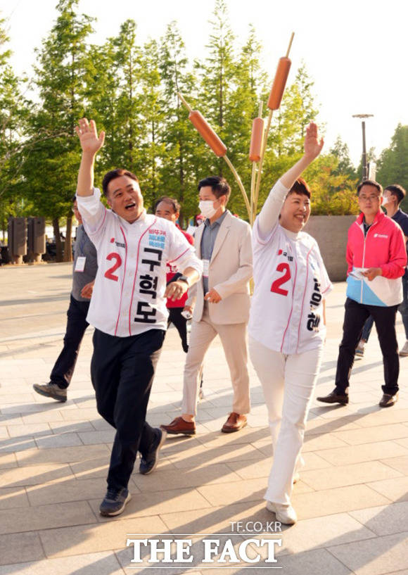 김은혜 후보와 구혁모 화성시장 후보가 지지자를 향해 손을 흔들고 있다.