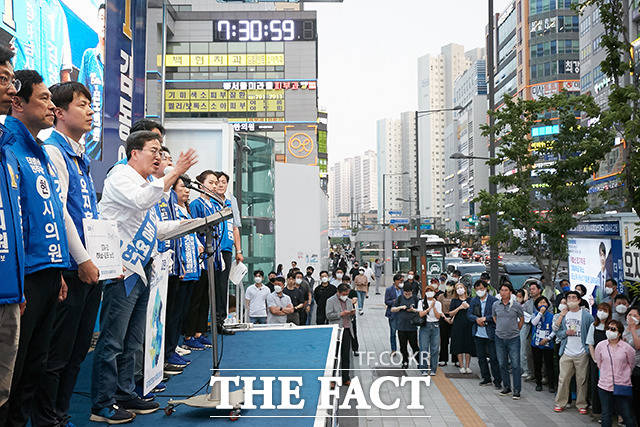 김동연 더불어민주당 경기도지사 후보가 지지를 호소하고 있다.