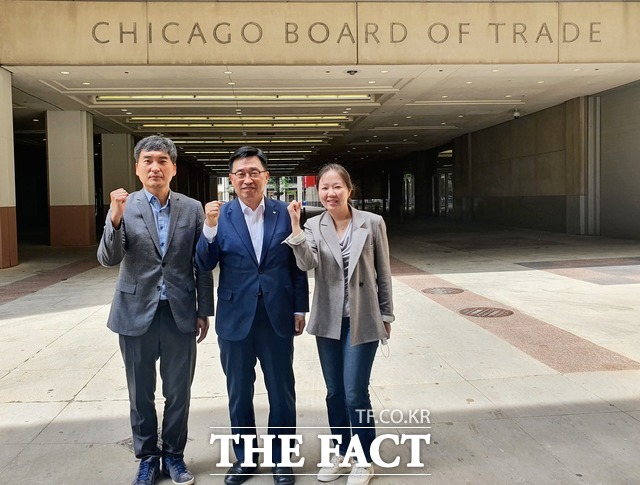 CBOT 빌딩 앞에서 한국농수산식품유통공사 김춘진 사장(가운데)과 포스코인터내셔널 아메리카 김재유 시카고 지점장(왼쪽 첫 번째) / aT제공