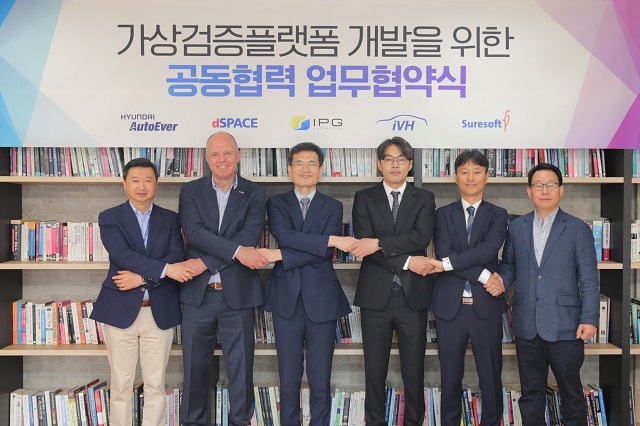 현대오토에버는 가상검증 플랫폼의 성공적인 개발을 위해 지난 26일 소프트웨어 전문 기업들과 MOU를 체결했다고 30일 밝혔다. 가상검증플랫폼 개발을 위한 공동협력 업무협약식에서 현대오토에버 SW품질혁신사업부장 김성운 상무, 디스페이스코리아 마틴 뵐러 대표, 아이피지코리아 남창훈 대표, 자동차공학연구소 강대오 대표, 슈어소프트테크 배현섭 대표, 현대오토에버 기획재경사업부장 황경원 상무(왼쪽부터)가 기념촬영을 하는 모습. /현대오토에버 제공