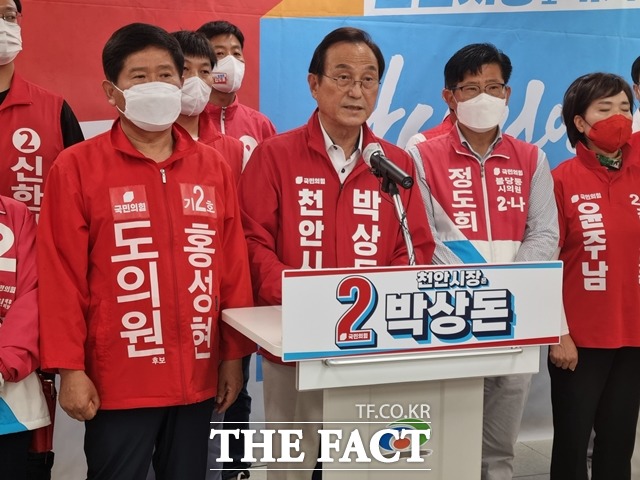 30일 박상돈 국민의힘 천안시장 후보가 이재관 더불어민주당 천안시장 후보에게 네거티브 중단과 정책 선거를 요구하는 기자회견을 개최했다. / 천안=김경동기자